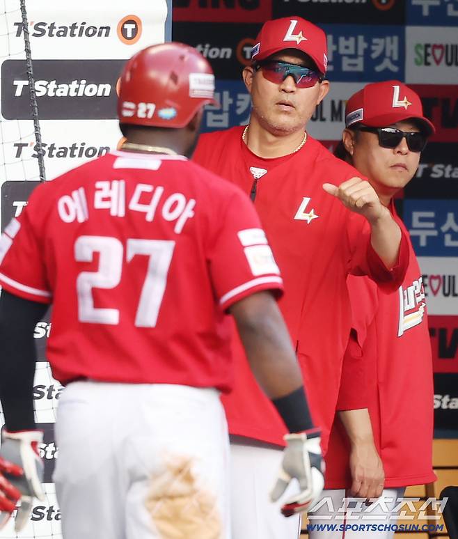 27일 서울 잠실구장에서 열린 SSG-두산전. 4회초 무사 2루 고명준의 적시타 때 득점한 에레디아를 이숭용 감독이 환영하고 있다. 잠실=정재근 기자 cjg@sportschosun.com/2025.9.27/