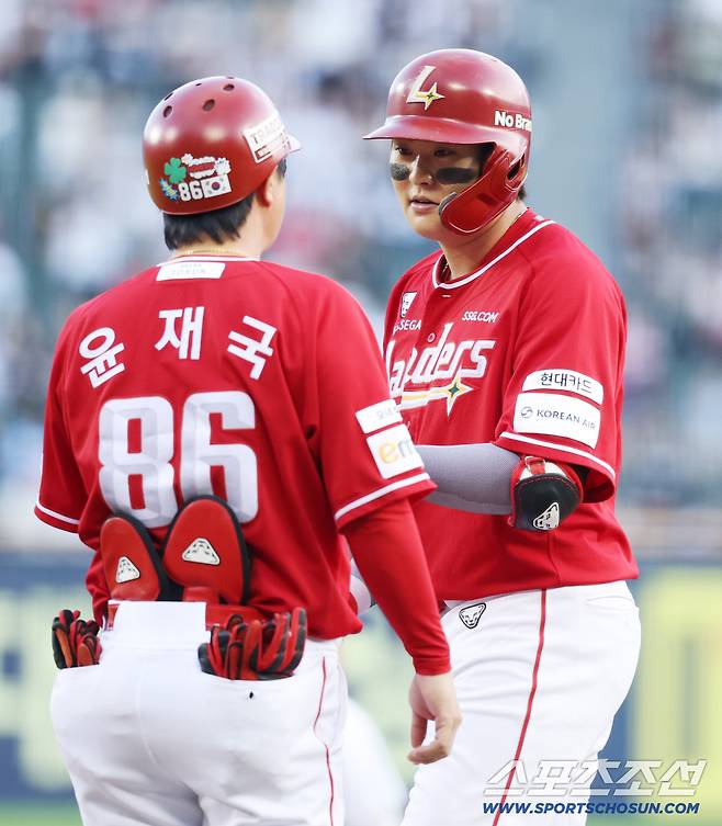 27일 서울 잠실구장에서 열린 SSG-두산전. 4회초 무사 2루 고명준이 1타점 적시타를 친 후 윤재국 코치의 축하를 받고 있다. 잠실=정재근 기자 cjg@sportschosun.com/2025.9.27/