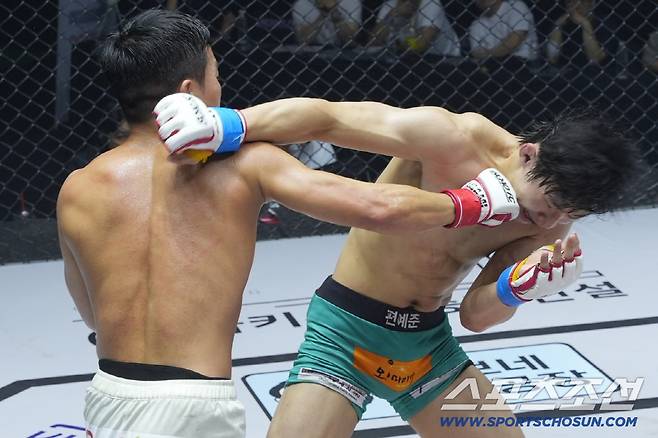 이정현이 편예준에게 펀치를 날리고 있다. 사진제공=로드FC