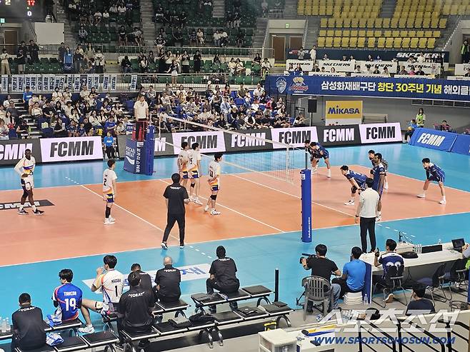 27일 대전 충무체육관에서 연습경기를 하는 삼성화재와 도레이. 대전=이종서 기자