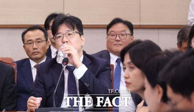 최재현 서울남부지검 검사가 22일 서울 여의도 국회에서 열린 법제사법위원회의 검찰개혁 입법청문회에 증인으로 출석해 의원 질의에 답한 후 물을 마시는 모습. /뉴시스