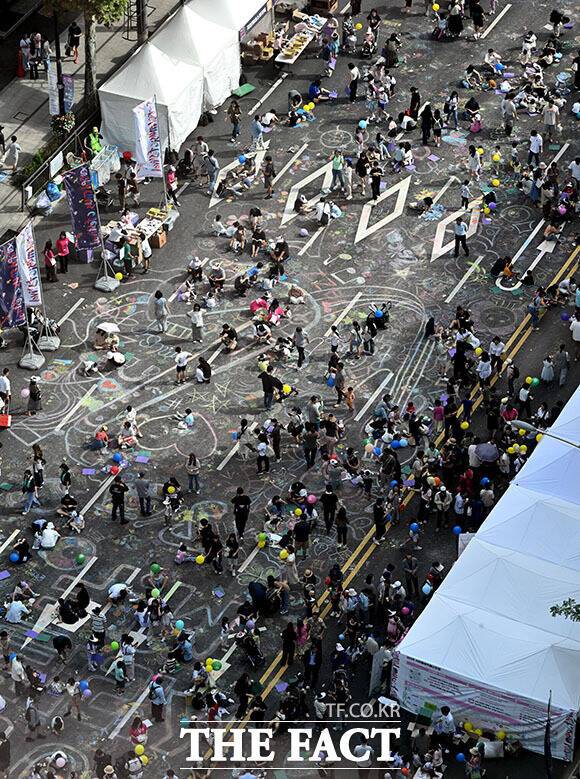 27일 서울 서초구 빈포대로에서 열린 2025 서리풀페스티벌 ‘지상 최대의 스케치북’ 행사에서 시민들이 아스팔트 바닥에 분필로 그림을 그리고 있다. /이효균 기자