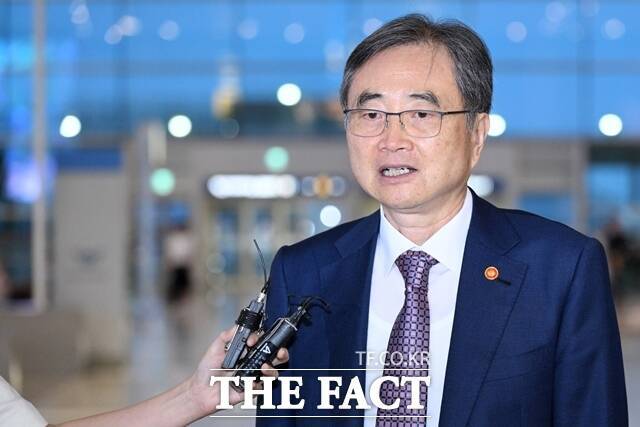 조현 외교부 장관이 AP통신 인터뷰에서 "도널드 트럼프 미국 대통령과 김정은 북한 국무위원장이 가까운 시일 내 만난다면 환상적일 것"이라고 밝혔다. /남용희 기자