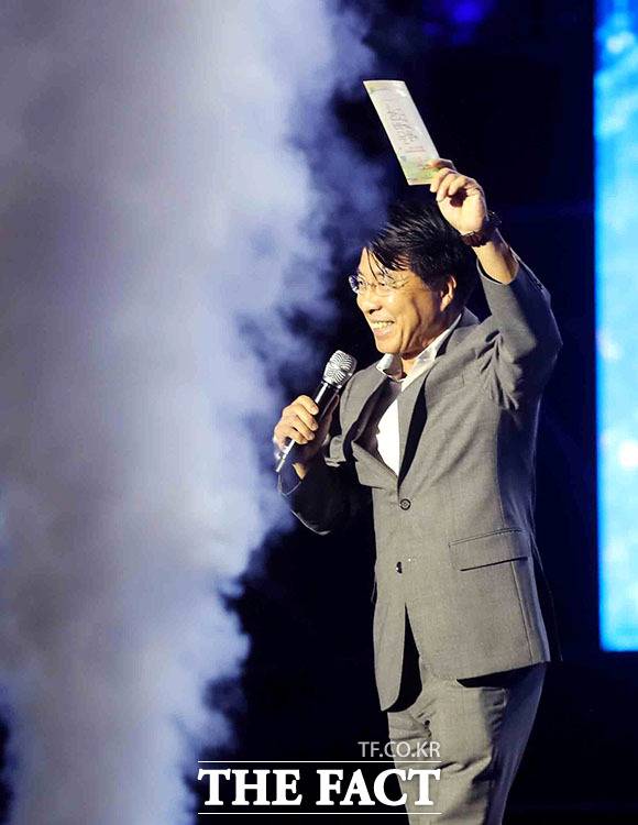 서강석 송파구청장이 26일 올림픽공원 88잔디마당에서 열린 '25회 한성백제문화제'에서 축제 시작을 알리고 있다. /송파구