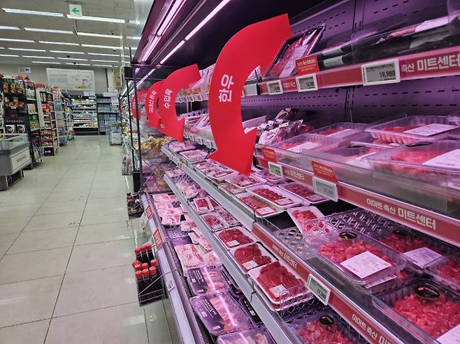 대형마트 휴무일, 이마트·롯데마트·홈플러스·코스트코 ‘어! 문 닫았네’= 이마트가 '천하제일 할인 대잔치'를, 롯데마트는 'K-푸드 페스타'를, 홈플러스는 '추석 물가안정 프로젝트'를 진행한다. &nbsp;또한 이번 주는 올해 추석이 최장 10일 간의 황금연휴로 보낼 수 있게 되면서 추석 선물 본판매 수요가 집중될 것으로 보인다. ©bnt뉴스: 대형마트 휴무일? 이마트·롯데마트·홈플러스‧코스트코 등 마트 휴일, 쉬는날