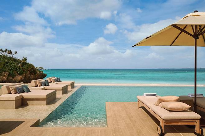 바다를 마주보고 있는 로즈우드 미야코지마 메인 수영장의 한낮 모습. /로즈우드 미야코지마