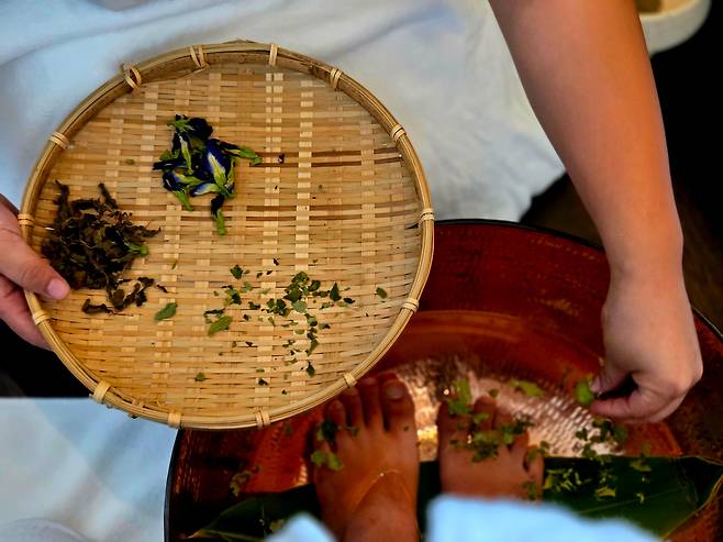 오키나와 전통 허브인 ‘겟토’ 등으로 발을 씻는 정화 의식. /조유미 기자