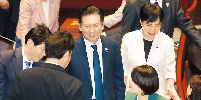 정청래 더불어민주당 대표가 26일 오후 서울 국회에서 열린 본회의에서 검찰청 폐지, 기획재정부 분리 등을 담은 정부조직법 개정안에 대한 무제한 토론(필리버스터) 종결 동의의 건에 투표를 한 뒤 이동하고 있다. 정 대표는 “역사는 오늘 검찰 개혁으로 대한민국 민주주의가 한 단계 더 성숙하게 됐다고 기록할 것”이라고 했다./연합뉴스