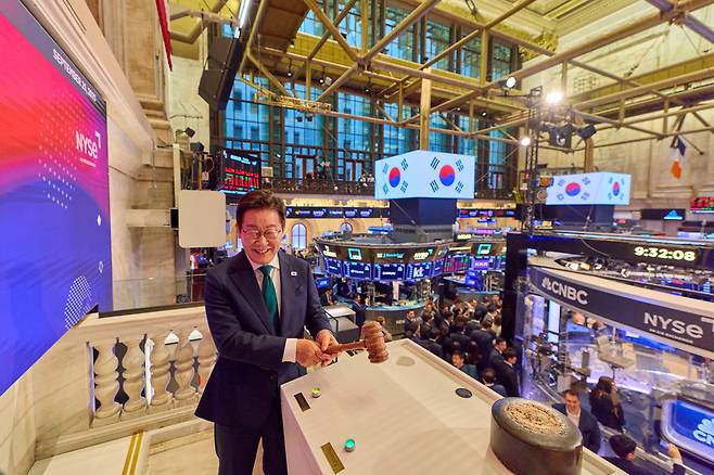 이재명 대통령이 지난 25일(현지시각) 미국 뉴욕증권거래소를 방문해 증시 개장을 알리는 타종 망치를 들어보이고 있다. 이 대통령은 이어 미 금융인 20여 명이 참석한 가운데 열린 ‘한국경제설명회(IR) 투자 서밋’을 주재했다./뉴시스