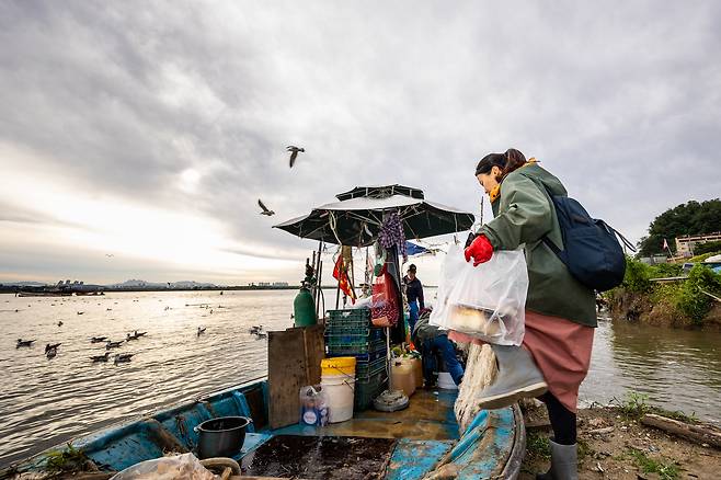 매년 이맘때는 참게와 함께 ‘한강 새우’라 불리는 손가락 두세 마디 길이의 중하 대목. 이날은 비가 내려 새우 조업이 취소됐다. 대신 한강 뱀장어를 잡기로. /이건송 영상미디어 기자