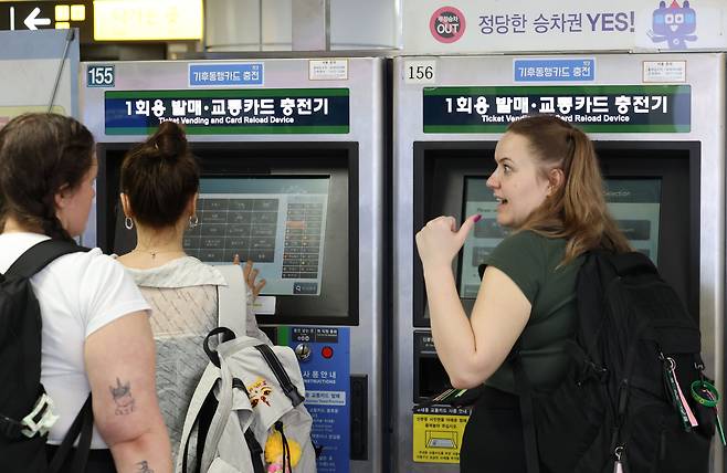 지난 24일 서울 마포구 지하철 2호선 홍대입구역에서 외국인 관광객들이 지하철 표를 사고 있다. 우리나라에선 외국인 관광객이 평소 쓰던 신용카드를 찍고 지하철을 탈 수 없다. 현금을 챙겨와 표를 끊어야 한다. /장경식 기자