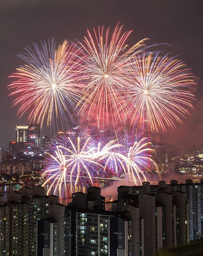 27일 오후 서울 여의도 한강공원 일원에서 2025 서울세계불꽃축제가 열리고 있다/ 뉴시스