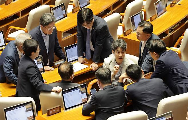 윤건영 국회 행정안전위원회 더불어민주당 간사를 비롯한 여당 위원들이 27일 서울 여의도 국회에서 열린 본회의에서 국가정보자원관리원 화재 관련 논의를 하고 있다. /남강호 기자