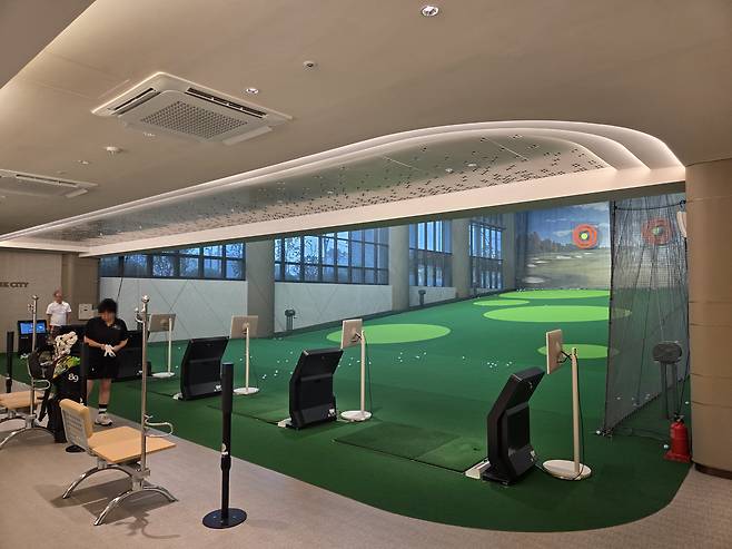 지난 24일 인천 서구 왕길동 '신검단 로열파크씨티2' 단지 내 인도어 골프연습장. /방재혁 기자
