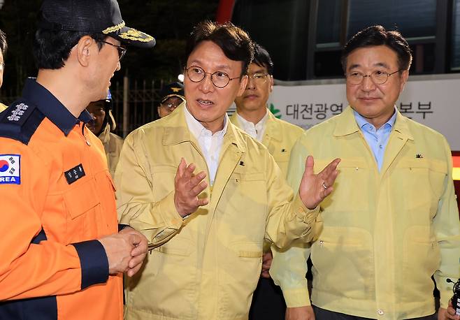 김민석 국무총리와 윤호중 행정안전부 장관이 27일 대전 유성구 국가정보자원관리원 화재 현장을 찾아 피해 상황 등을 살피고 있다. /뉴스1