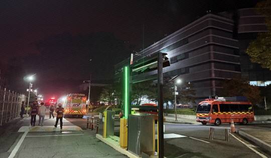 26일 오후 8시 20분쯤 대전 유성구 화암동 국가정보자원관리원에서 리튬배터리 화재가 발생, 소방당국이 진화작업을 벌이고 있다. 27일 대전시 소방본부에 따르면 전날 국가정보자원관리원 5층 전산실에서 리튬이온 배터리 폭발로 발생한 불이 이날 9시간 50분 만에 꺼졌다. 연합뉴스
