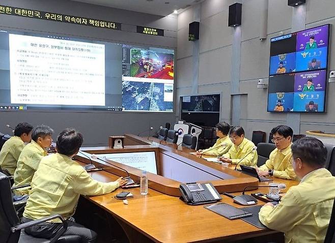 행정안전부는 26일 국가정보자원관리원 화재로 인한 정부 전산서비스 장애에 대응하기 위해 윤호중 장관 주재로 긴급 상황판단회의를 열어 위기경보를 '경계' 단계로 발령했다고 밝혔다. ⓒ연합뉴스