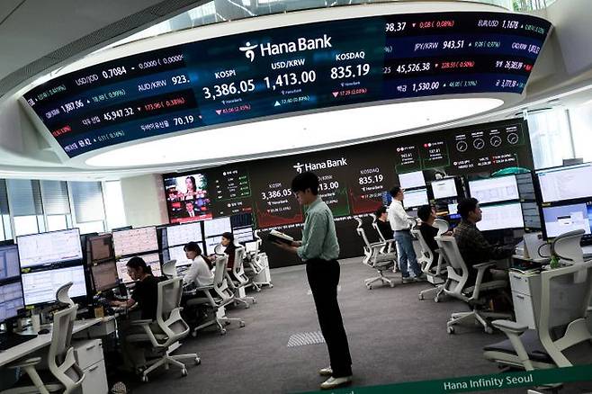 코스피가 급락한 26일 서울 중구 하나은행 딜링룸 현황판에 코스피·코스닥 종가가 표시돼 있다. ⓒ연합뉴스