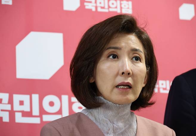 나경원 국민의힘 의원을 비롯한 법제사법위원회 의원들이 22일 오후 서울 여의도 국회에서 추미애 법제사법위원회 위원장의 국민의힘 의원 발언권 제한 등 상임위 운영 관련 기자회견을 하고 있다. 뉴시스