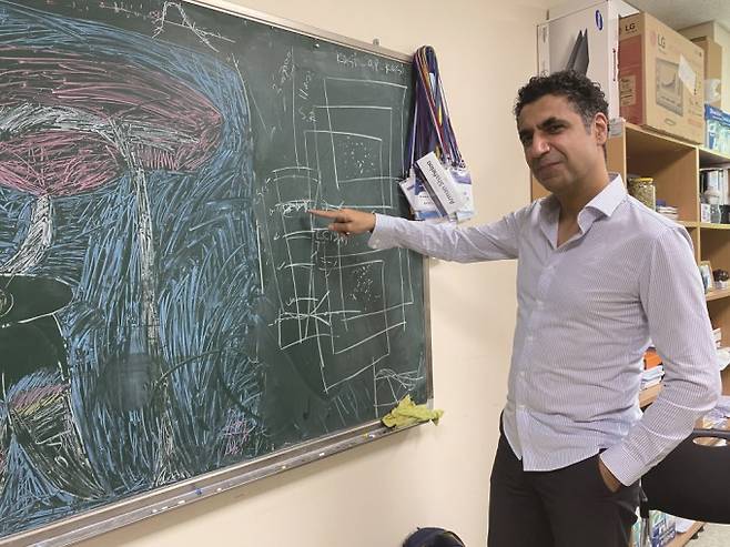 7월 29월, 대전 한국천문연구원에서 만난 샤피엘루 알만 책임연구원이 DESI 프로젝트에 관해 설명하고 있다. 과학동아 제공