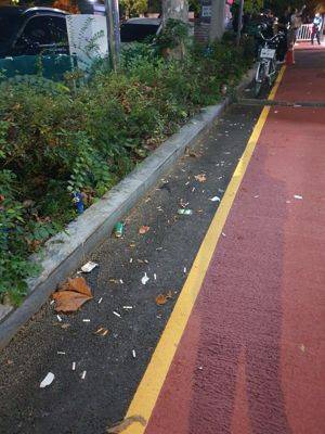 축제가 한창 진행중인 오후 8시께 한강공원 뒤편 도로에 담배꽁초와 캔 등의 쓰레기가 버려져있다. 사진=최승한 기자