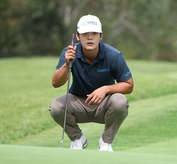 2025년 한국프로골프(KPGA) 투어 현대해상 최경주 인비테이셔널 우승 경쟁에 뛰어든 김종학 프로가 3라운드에서 경기하는 모습이다. 사진제공=KPGA (사진을 무단으로 사용하지 마십시오.)