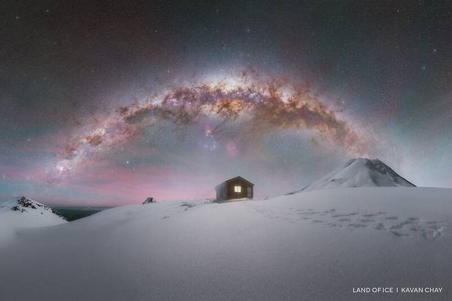 ‘어둠을 잡아라’ 부문 3위인 뉴질랜드 에그몬트국립공원에서 촬영한 은하수 사진 ‘얼음의 땅’. Kavan Chay