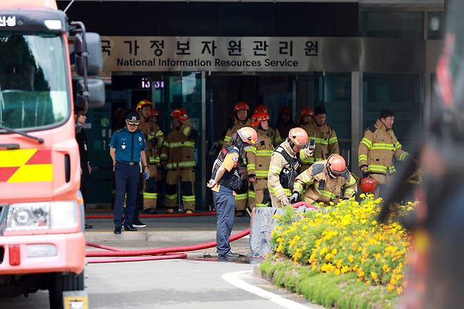 27일 대전 유성구 국가정보자원관리원(국정자원)에서 소방대원이 불에 탄 배터리를 살피고 있다. 전날 정부 전산시스템이 있는 국정자원에서 무정전·전원 장치(UPS)용 리튬이온 배터리 화재가 발생해 정부 전산 서비스가 대규모로 마비됐다. 연합뉴스