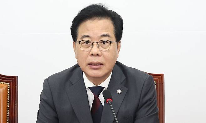 송언석 국민의힘 원내대표가 26일 국회에서 열린 원내대책회의에서 발언하고 있다. 윤운식 선임기자 yws@hani.co.kr