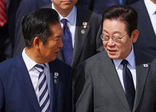 유엔총회 참석차 출국하는 이재명 대통령이 22일 경기 성남 서울공항에서 공군 1호기로 향하며 정청래 더불어민주당 대표와 대화하고 있다. 연합뉴스