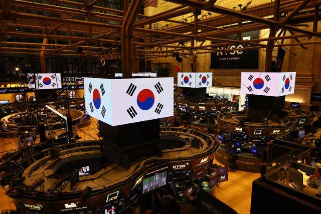 25일(현지 시간) 미국 뉴욕 증권거래소에 태극기가 보이고 있다. 뉴욕=뉴시스