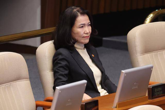 이진숙 방송통신위원장이 27일 국회 본회의에서 방송미디어통신위원회의 설치 및 운영에 관한 법률안에 대한 더불어민주당 이주희 의원의 무제한토론을 지켜보고 있다. 연합뉴스