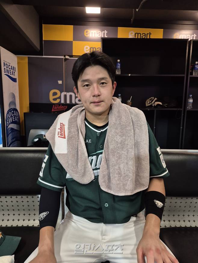 26일 인천 KT전을 승리한 뒤 취재진과 인터뷰하는 포수 조형우. 인천=배중현 기자