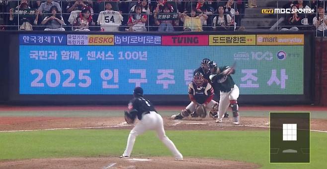 26일 인천 KT전 5회 고영표의 낮은 코스 체인지업을 퍼올리는 조형우의 모습. MBC스포츠플러스 캡처