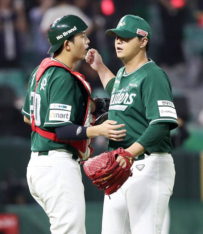 26일 인천 KT전에서 포수로 9이닝을 책임진 조형우. 9회 세이브를 기록한 김민과 포옹하고 있다. SSG 제공