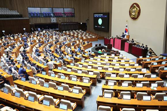 27일 서울 여의도 국회에서 열린 본회의에서 방송미디어통신위원회의 설치 및 운영에 관한 법률안이 통과되고 있다. 2025.9.27 [사진=연합뉴스]