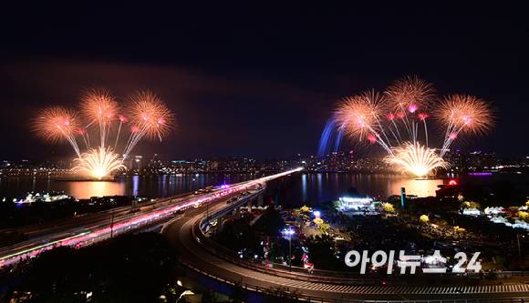 27일 저녁 서울 여의도 한강공원 일대에서 열린 '한화와 함께하는 서울세계불꽃축제 2025'에서 이탈리아팀의 불꽃 연출이 밤 하늘을 수 놓고 있다. [사진=정소희 기자]