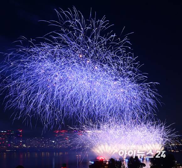 27일 저녁 서울 여의도 한강공원 일대에서 열린 '한화와 함께하는 서울세계불꽃축제 2025'에서 한국팀의 불꽃 연출이 밤 하늘을 수 놓고 있다. [사진=정소희 기자]