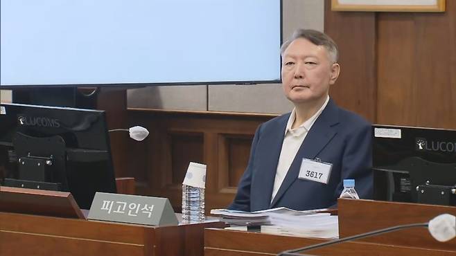 어제(26일) 오전 특수공무집행방해, 직권남용권리행사 방해 등 혐의 사건 첫 공판기일에 출석한 윤석열 전 대통령