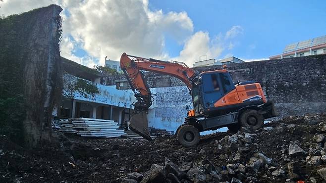 철거 작업이 일부 진행된 서귀포 관광극장