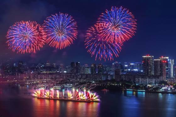 지난해 10월 열린 서울세계불꽃축제에서 화려한 불꽃이 밤하늘을 수놓은 모습. 뉴스1