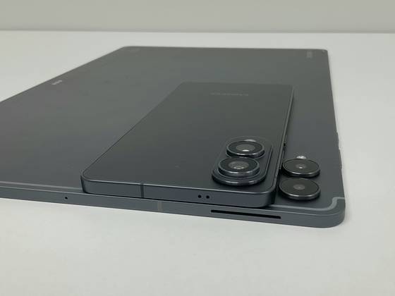 갤럭시탭 S11 울트라(아래)의 두께는 초슬림 스마트폰 갤럭시 S25 엣지 모델(두께 5.8㎜)보다 더 얇은 5.1㎜이다. 이가람 기자