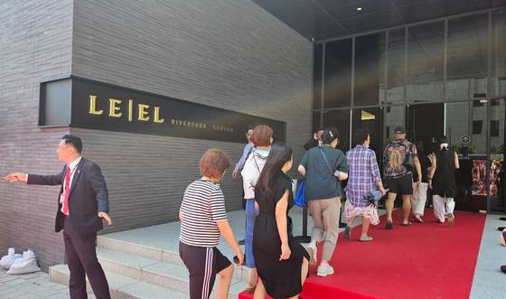 부산 해운대구 '르엘 리버파크 센텀'의 견본주택이 지난 7월 11일 문을 열자 시민들이 입장하고 있다. 연합뉴스