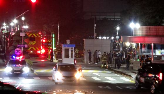 27일 새벽 대전에 위치한 정부 통합 데이터센터인 국가정보자원관리원에서 전날 오후 발생한 리튬배터리 화재로 비상이 걸린 가운데 출동한 소방당국이 화재를 진압하고 있다.김성태 객원기자