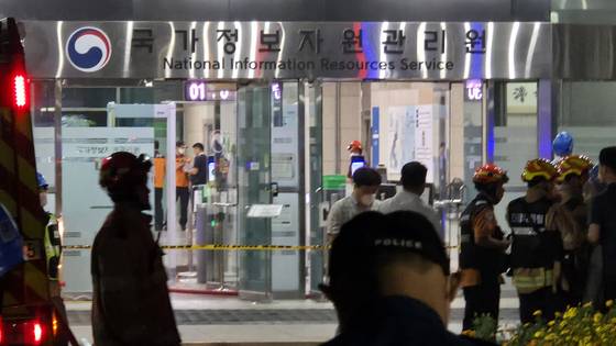 27일 새벽 대전에 위치한 정부 통합 데이터센터인 국가정보자원관리원에서 전날 오후 발생한 리튬배터리 화재로 비상이 걸린 가운데 소방당국이 화재를 진압하고 있다.김성태 객원기자