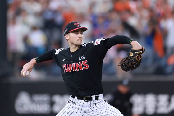 LG가 선발 톨허스트의 역투에 힘입어 한화를 잡고 정규리그 우승 매직넘버를 1로 줄였다. 연합뉴스