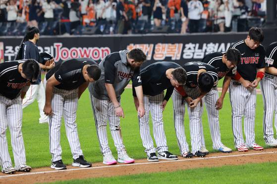 한화에 9-2로 승리한 뒤 인사하는 LG 선수들. 연합뉴스