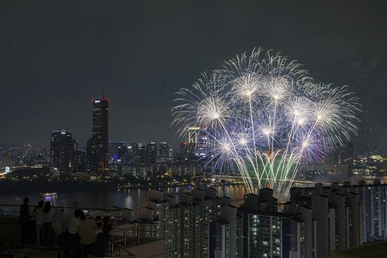 27일 오후 서울 여의도 한강공원 일원에서 2025 서울세계불꽃축제가 열리고 있다. 뉴시스
