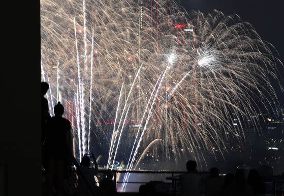 27일 오후 서울 여의도 한강공원에서 열린 '2025 서울세계불꽃축제'에서 화려한 불꽃이 밤하늘을 수놓고 있다. 연합뉴스
