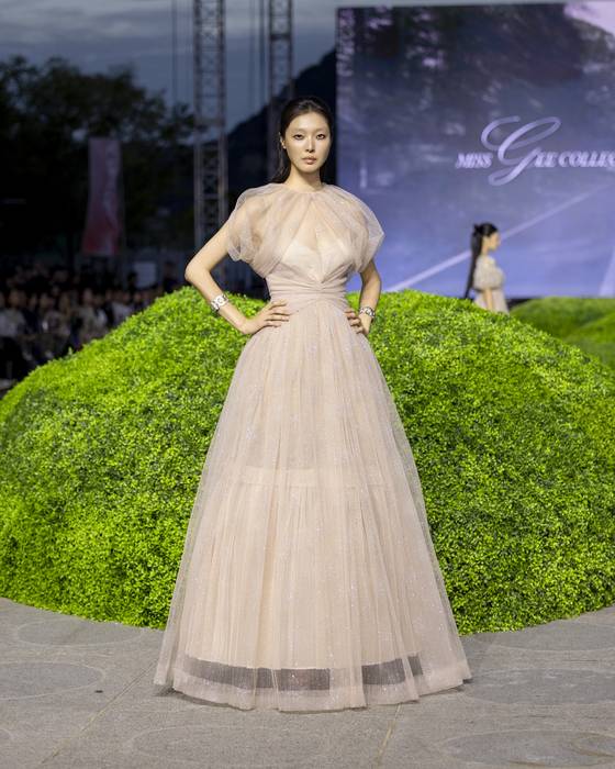 광화문 광장에서 선보인 ‘미스지콜렉션’의 2026 봄·여름 의상들. 허리를 조여서 여성스러운 실루엣을 잘 살렸다. [사진 미스지콜렉션]